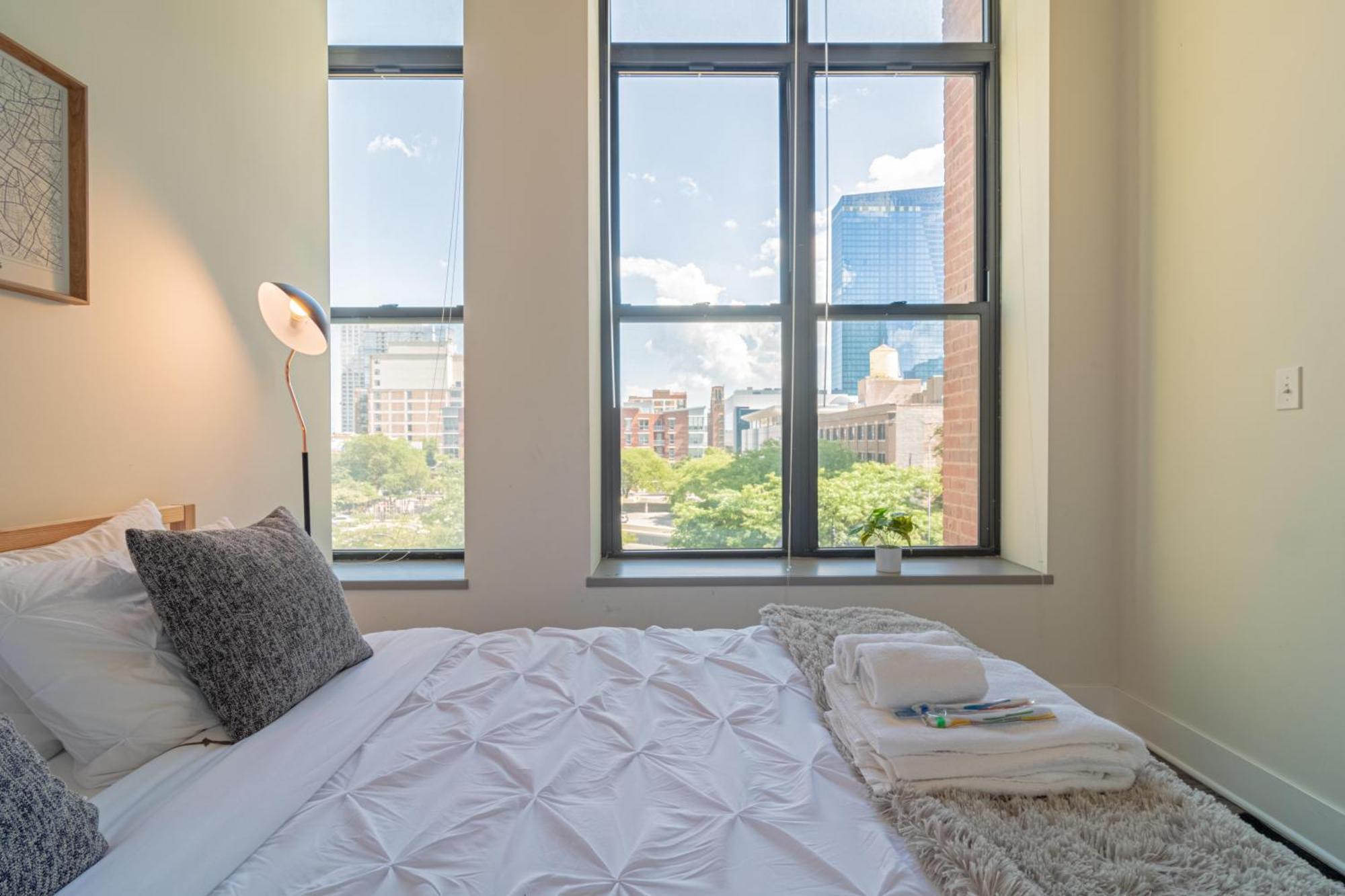Bright 2Br Luxury Corner Suite With Optional Parking Sleeps 6 Guests Near Mccormick Place And Soldier Field Chicago Exteriör bild